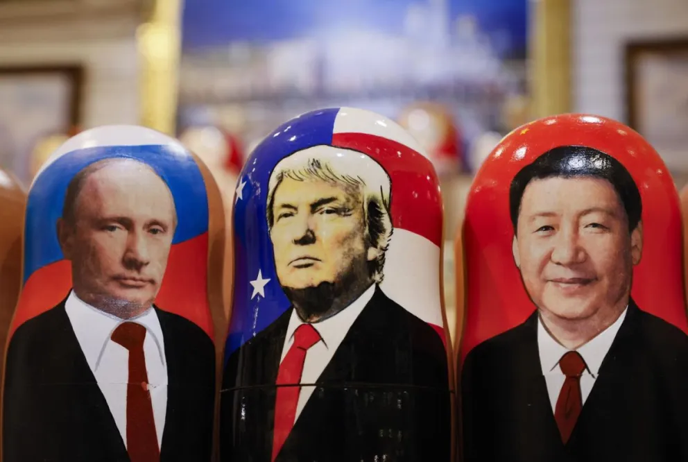 Muñecas rusas tradicionales de madera, conocidas como matrioshkas, que representan a Donald Trump (centro), Vladímir Putin (izquierda) y Xi Jinping (derecha), se exhiben en una tienda de regalos en Moscú, Rusia. Foto: EFE 