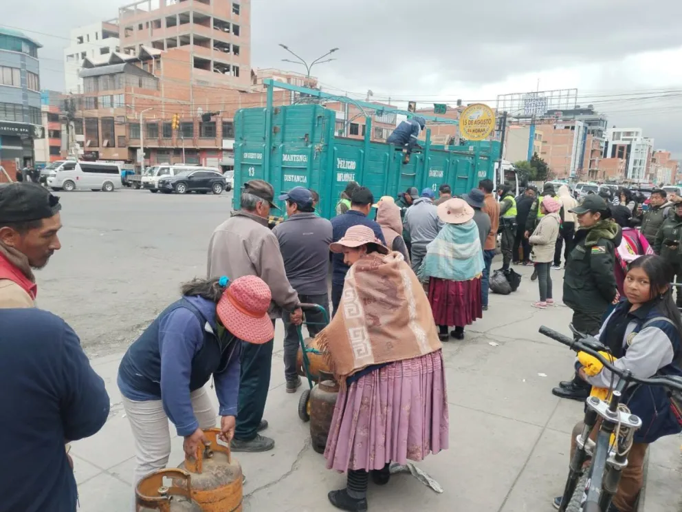 Policías controlan la venta de GLP en El Alto. Foto:BTV