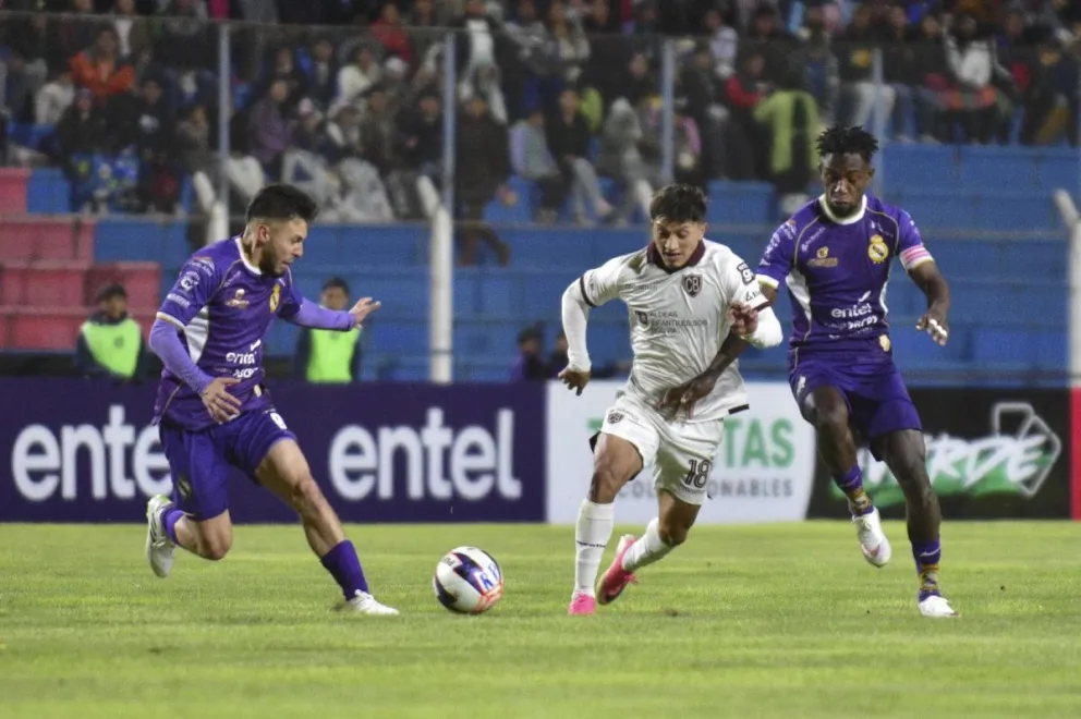 Incidencia del partido que Real Potosí le ganó el miércoles a Bolívar. Foto: APG