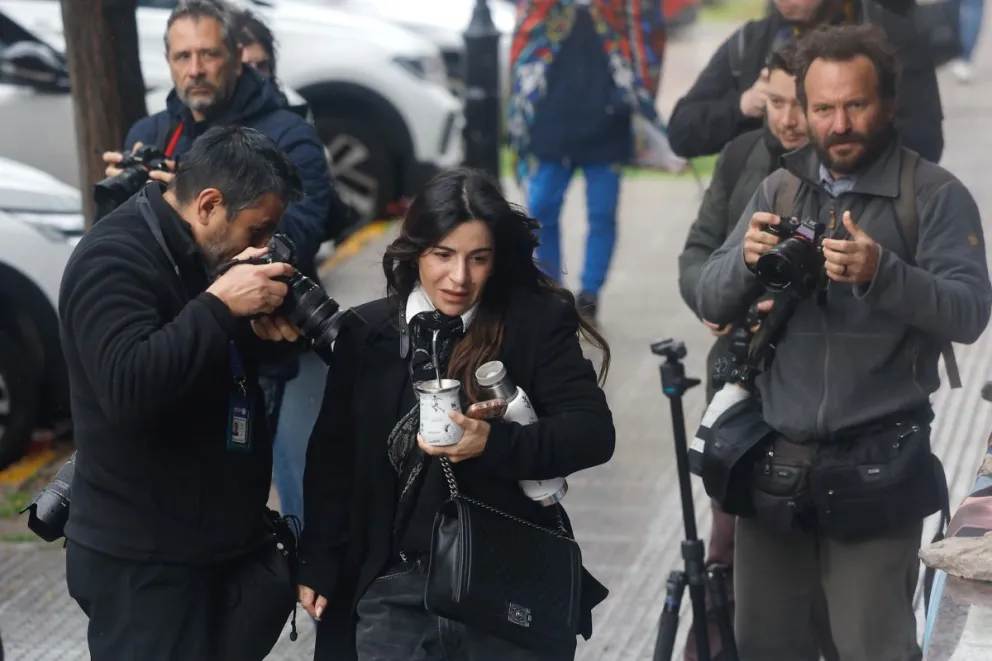 Gianinna Maradona (centro), hija de Diego Armando Maradona, llega este miércoles a los tribunales de San Isidro. Foto: EFE