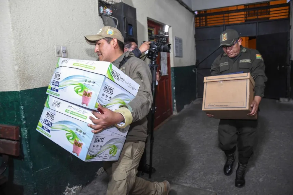 Efectivos policiales durante la intervención de la AISEM en La Paz. Foto: APG