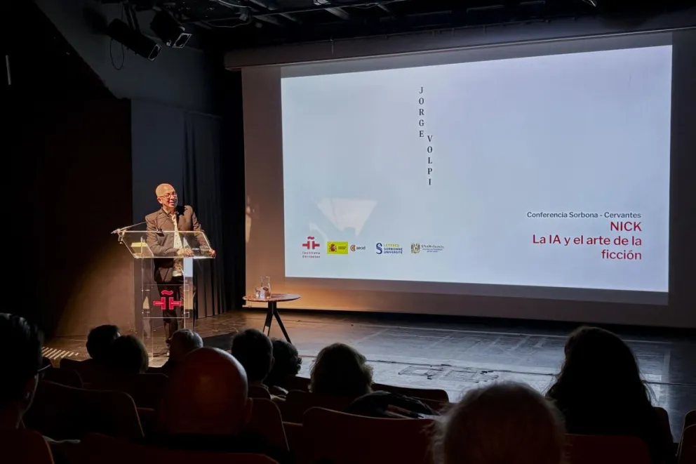 El escritor mexicano Jorge Volpi imparte la conferencia magistral "La IA y el arte de la ficción" este jueves en la Universidad de la Sorbona, en Francia. Foto: EFE