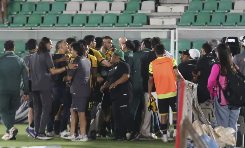 Foto de archivo de los incidentes que se produjeron en el partido entre Oriente y The Strongest, que se jugó en el Tahuichi el pasado 30 de septiembre. Foto: APG
