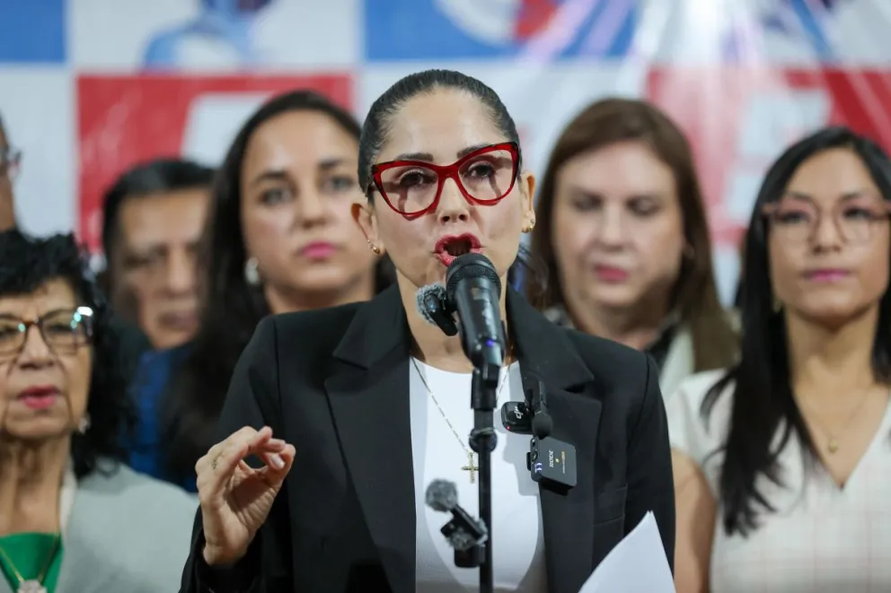 Fotografía de archivo del 28 de enero del 2026 que muestra a la excandidata presidencial del correísmo Luisa González (c) hablando durante una rueda de prensa, en Quito (Ecuador). EFE
