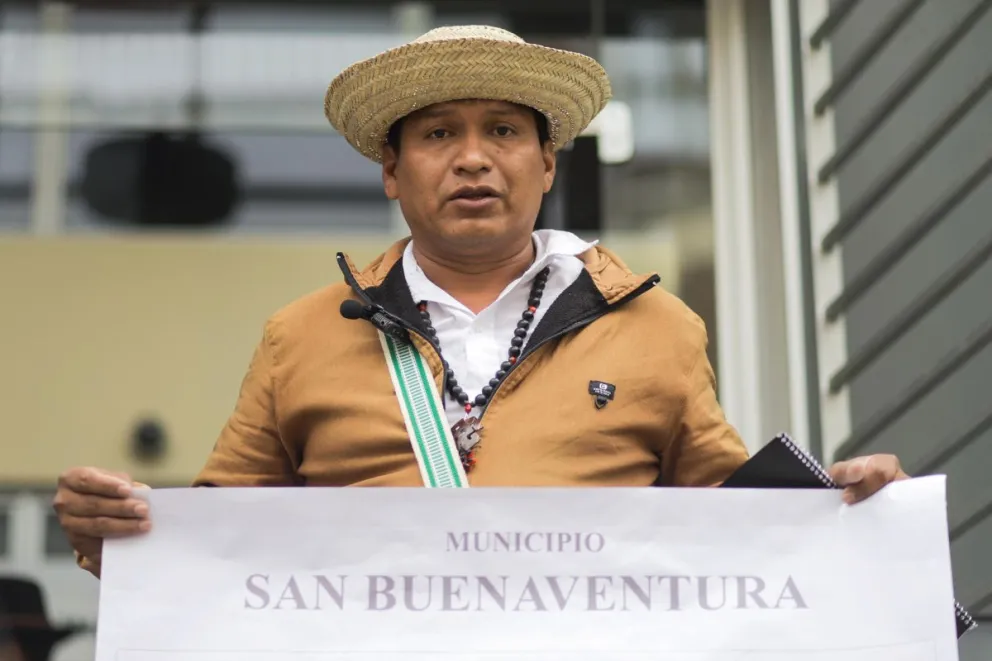 El presidente del Consejo Indígena del Pueblo Tacana, Jorge Canamari, sostiene un cartel en una rueda de prensa este jueves, en La Paz (Bolivia). Foto: EFE