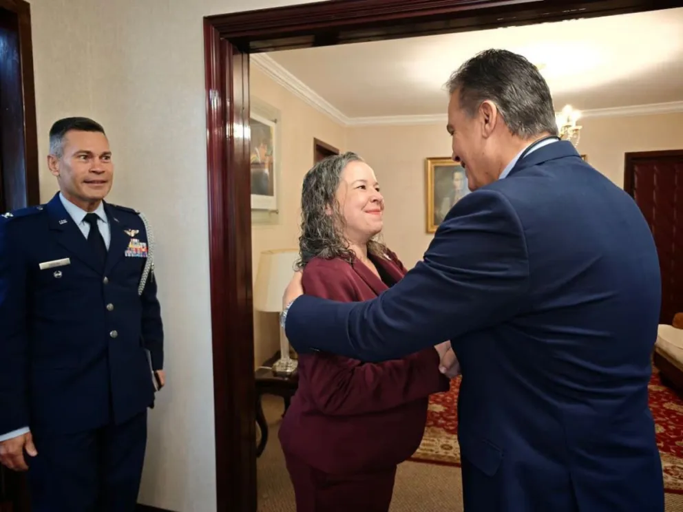 La encargada de Negocios de la Embajada de Estados Unidos, Amanda Porter, y el ministro de Defensa, Ernesto Justiniano. Foto tomada de la cuenta en RRSS del ministro de Defensa, Ernesto Justiniano.