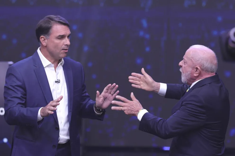 El presidente de Brasil y candidato a la reelección, Luiz Inácio Lula da Silva (d), y el opositor Flávio Bolsonaro discutiendo durante el primer debate. Foto: EFE 
