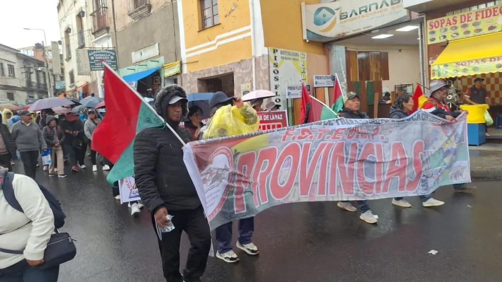 La marcha del magisterio cuando llegó al centro paceño. Foto: Visión 360