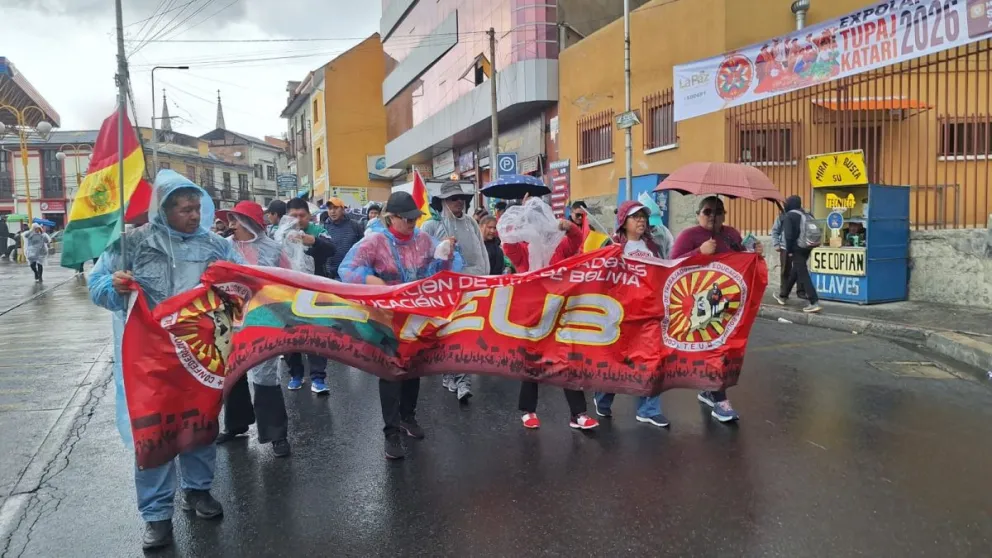 Maestros marcharon en la ciudad de La Paz a pesar de una intensa lluvia. Foto: Visión 360
