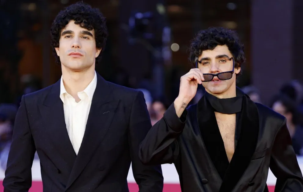 Los cineastas españoles Javier Calvo (i) y Javier Ambrossi (d) llegan a la proyección de la película 'La Bola Negra' durante la 21.ª edición del Festival Internacional de Cine de Roma, este viernes. EFE