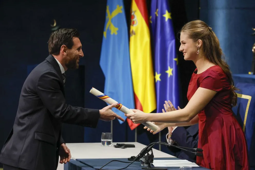 La Princesa Leonor entrega al futbolista argentino Leo Messi (i) el Premio Princesa de Asturias de los Deportes. Foto: EFE
