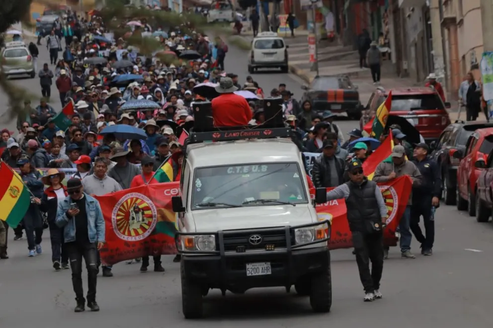 El magisterio paceño cumplió el paro de actividades declarado para este viernes y salió en una marcha de protesta. Foto: APG