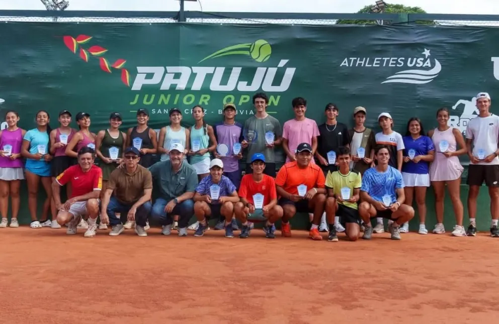 Campeones y subcampeones del Patujú Junior Open durante la ceremonia de entrega de premios. Credito: ADTSCZ