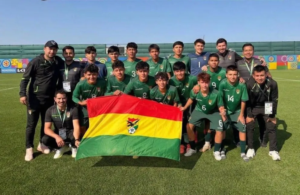 Jugadores y cuerpo técnico de la Selección boliviana Sub-15 antes de su debut en la Copa Mundial. Foto: La Verde - FBF