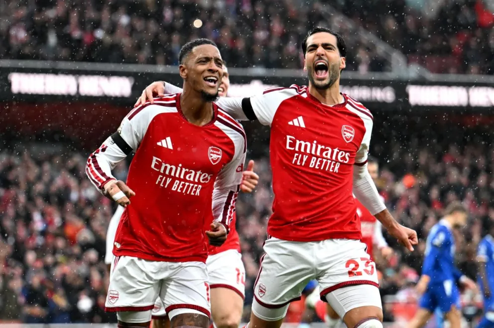 Ezri Konsa (izq.) festeja junto al español Mikel Merino el primer gol del Arsenal ante el Everton. Crédito: Premiere League