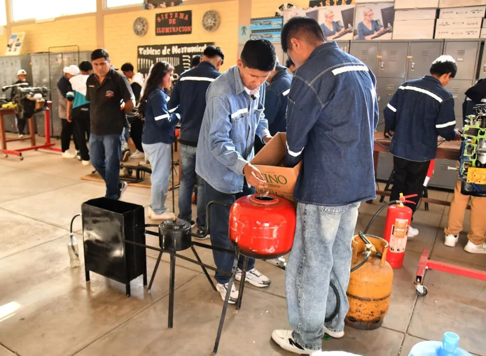 Estudiantes del Módulo Tecnológico Productivo de Cochabamba realizan una demostración de la transformación de recipientes plásticos en combustible este miércoles, en Cochabamba (Bolivia). Foto: EFE