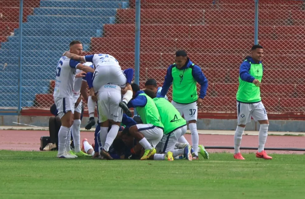Jugadores de GV San José celebran el primer gol a Blooming. Foto: APG