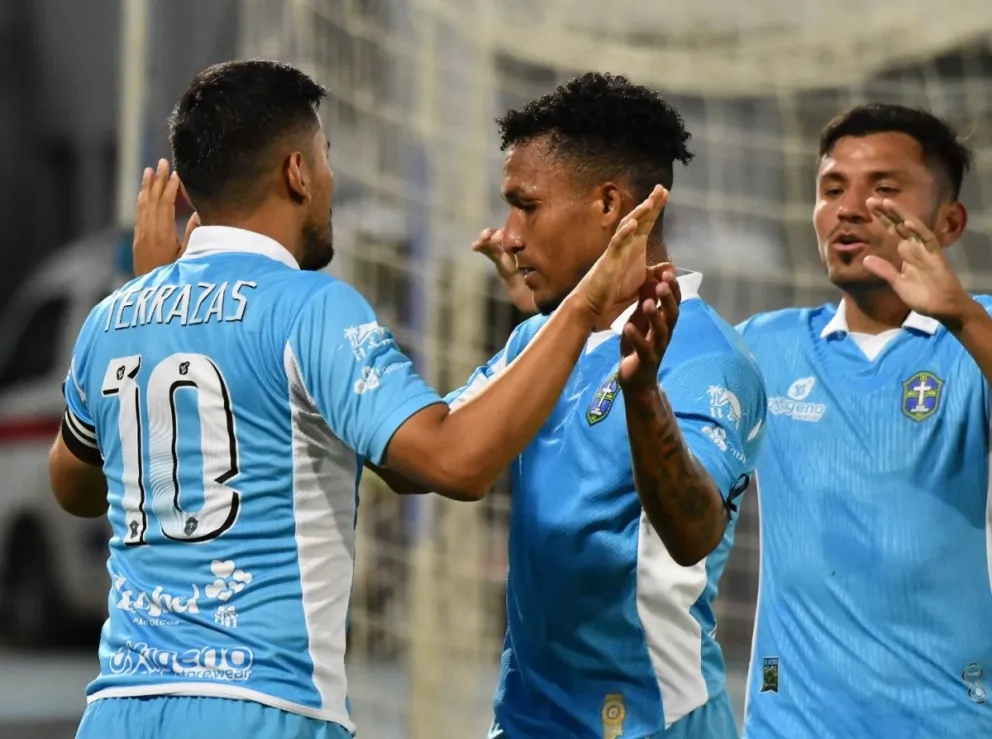 Adalid Terrazas (izq.) es felicitado por sus compañeros después de anotar el primer gol de San Antonio. Foto: APG