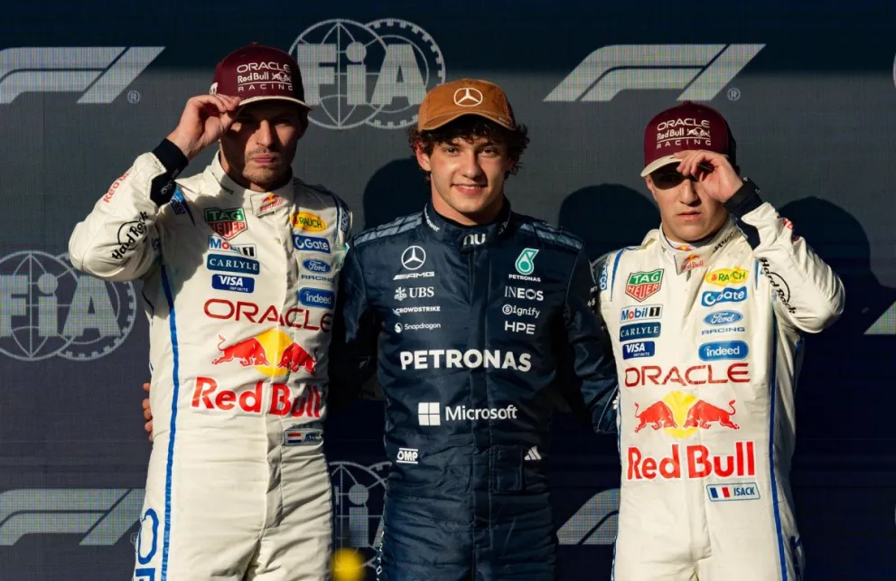 El italiano Kimi Antonelli (centro), piloto de Mercedes, posa junto al neerlandés Max Verstappen (izq.) y el francés Isack Hadjar. Foto: EFE