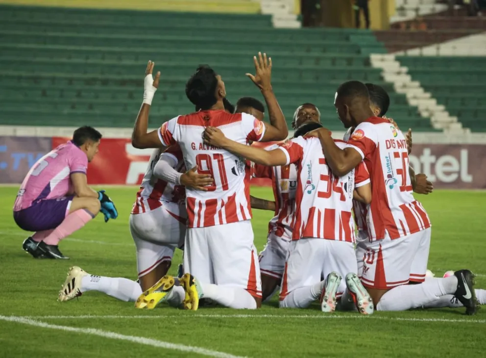 Jugadores de Independiente celebran uno de los cuatro goles que le hicieron a ABB. Foto: Agencia Marka Registrada