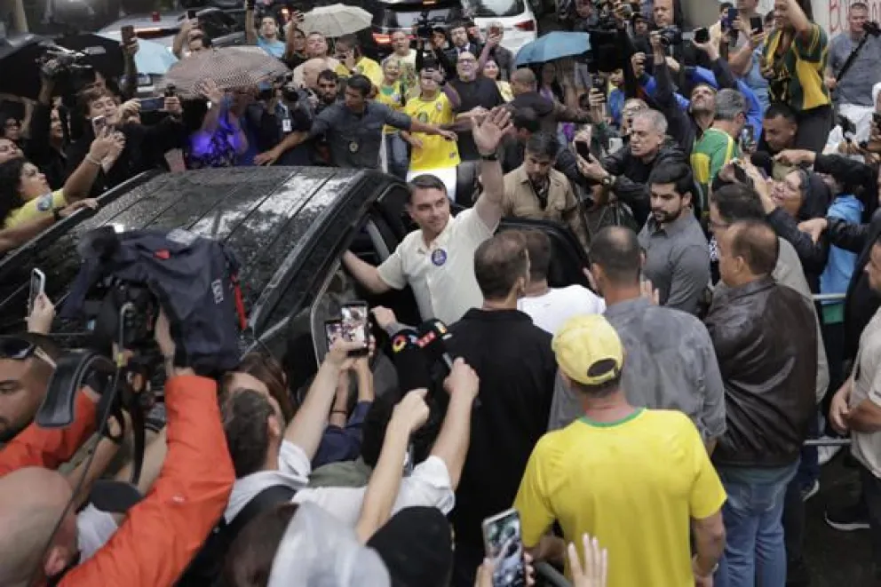 El candidato opositor en las elecciones de Brasil, Flávio Bolsonaro (c) a su llegada para votar este domingo en una escuela de Río de Janeiro, durante en la segunda vuelta de las elecciones presidenciales de Brasil. Foto: EFE