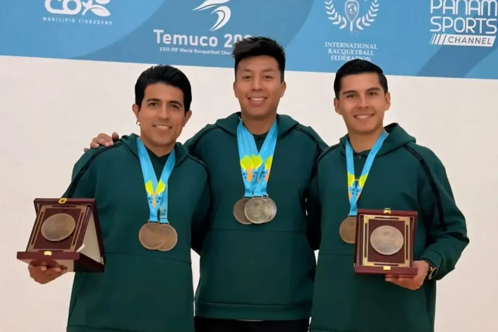 Carrasco (izq.), Moscoso y Mercado, con sus medallas en el Mundial. Foto: Mario Mercado.