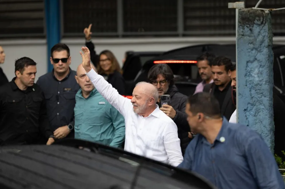 El presidente brasileño y candidato presidencial Luiz Inacio Lula da Silva (c) a su llegada a un colegio electoral de Sao Bernardo do Campo, Brasil, el 25 de octubre para participar en la segunda vuelta de las elecciones presidenciales. Foto: EFE