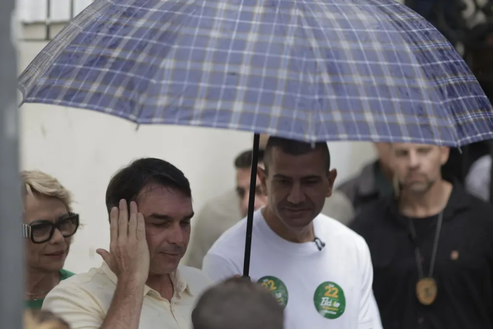 El candidato opositor en las elecciones de Brasil, Flávio Bolsonaro a su llegada para votar este domingo en una escuela de Río de Janeiro, durante en la segunda vuelta de las elecciones presidenciales de Brasil. Foto: EFE