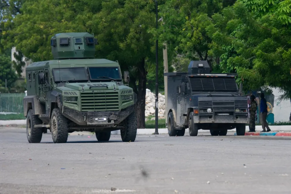 Policías haitianos vigilan en una calle mientras continúa la búsqueda de cuatro militares salvadoreños integrantes de la Fuerza de Supresión de Pandillas (GSF, sigla en inglés) desaparecidos tras sufrir una emboscada, en Puerto Príncipe (Haití). Foto: EFE