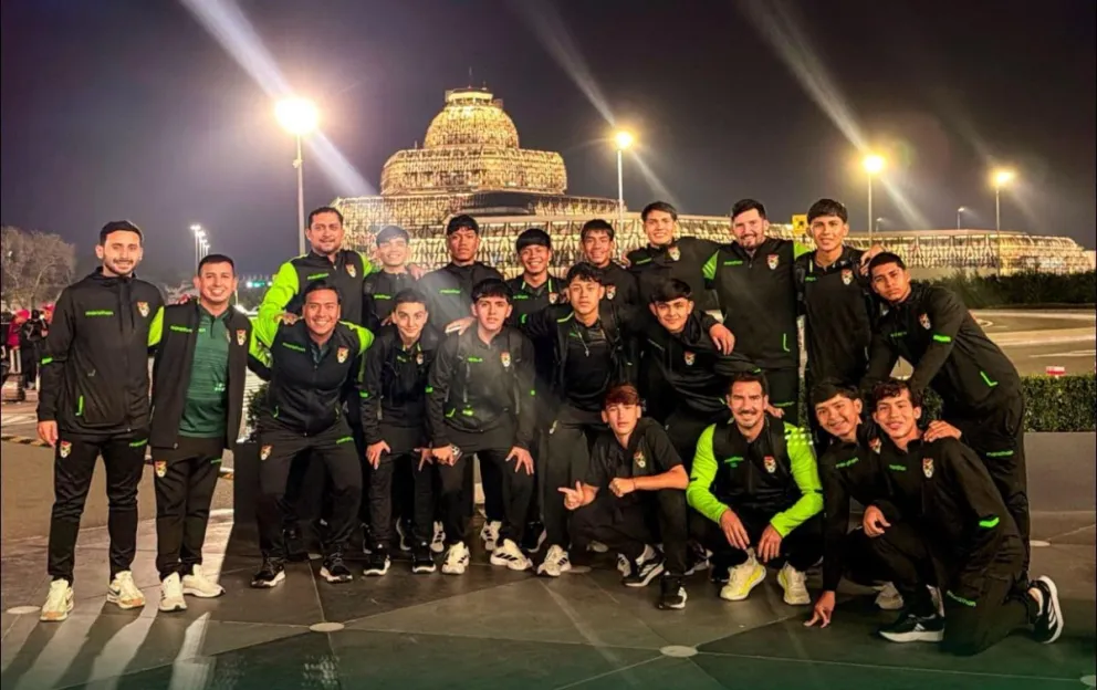 La Selección boliviana Sub-15, que participa del campeonato de Mundial que se juega en Bakú. Crédito: La Verde - FBF