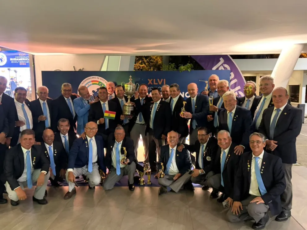 Parte del team nacional con su trofeo. Foto: Federación Boliviana de Golf.