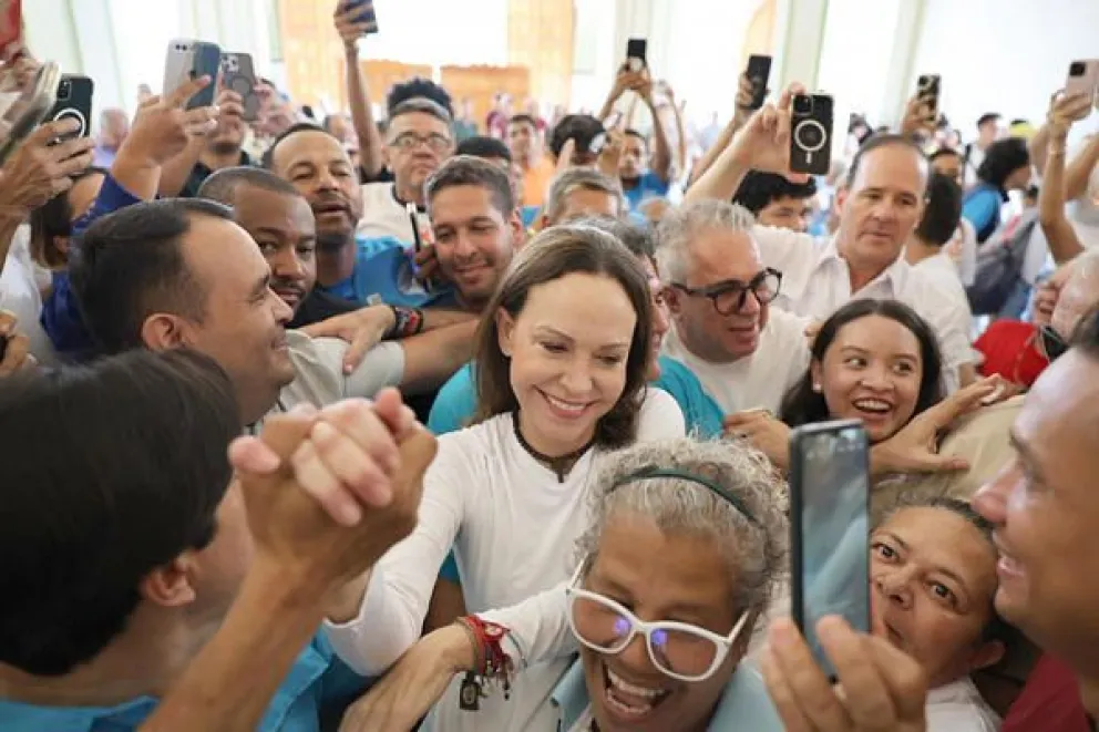 Fotografía cedida por el partido político Vente Venezuela que muestra a la premio nobel de la paz 2025, María Corina Machado (c), siendo recibida por simpatizantes este domingo, en el Santuario Divina Pastora en Barquisimeto (Venezuela). 