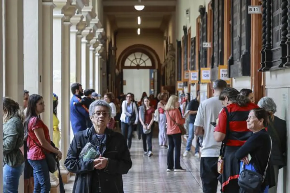 Personas esperan para votar este domingo, durante las elecciones presidenciales, legislativas y regionales, en el barrio de Botafogo en Río de Janeiro (Brasil). Foto:EFE