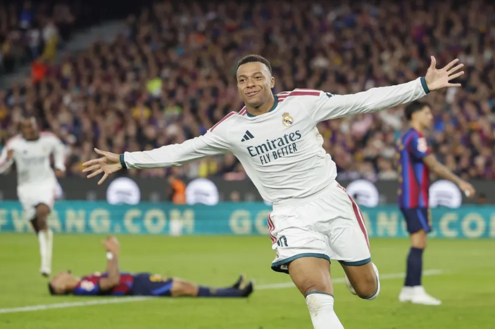 Kylian Mbappé, delantero del Real Madrid, celebra el segundo gol de su equipo ante el FC Barcelona. Foto: EFE