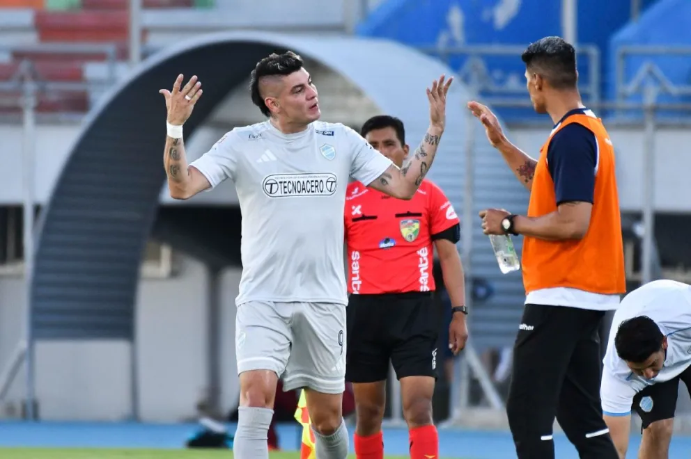 Michael Rangel celebra el gol de triunfo y al mismo tiempo pide a los hinchas que sigan alentando. Foto: APG
