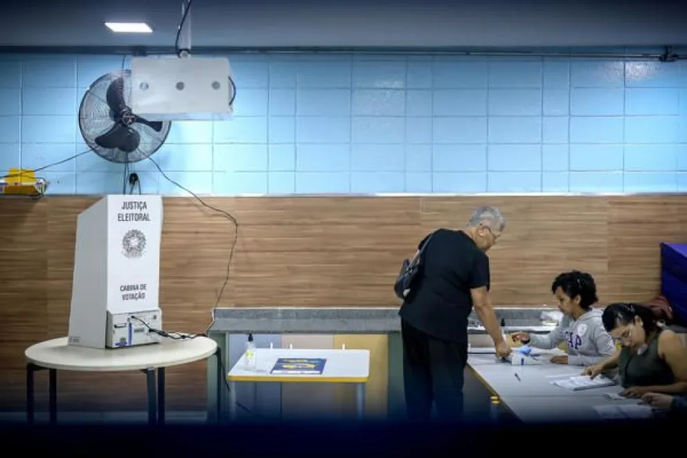 Una mujer asiste a votar durante las elecciones presidenciales, legislativas y regionales en Sao Paulo (Brasil). EFE