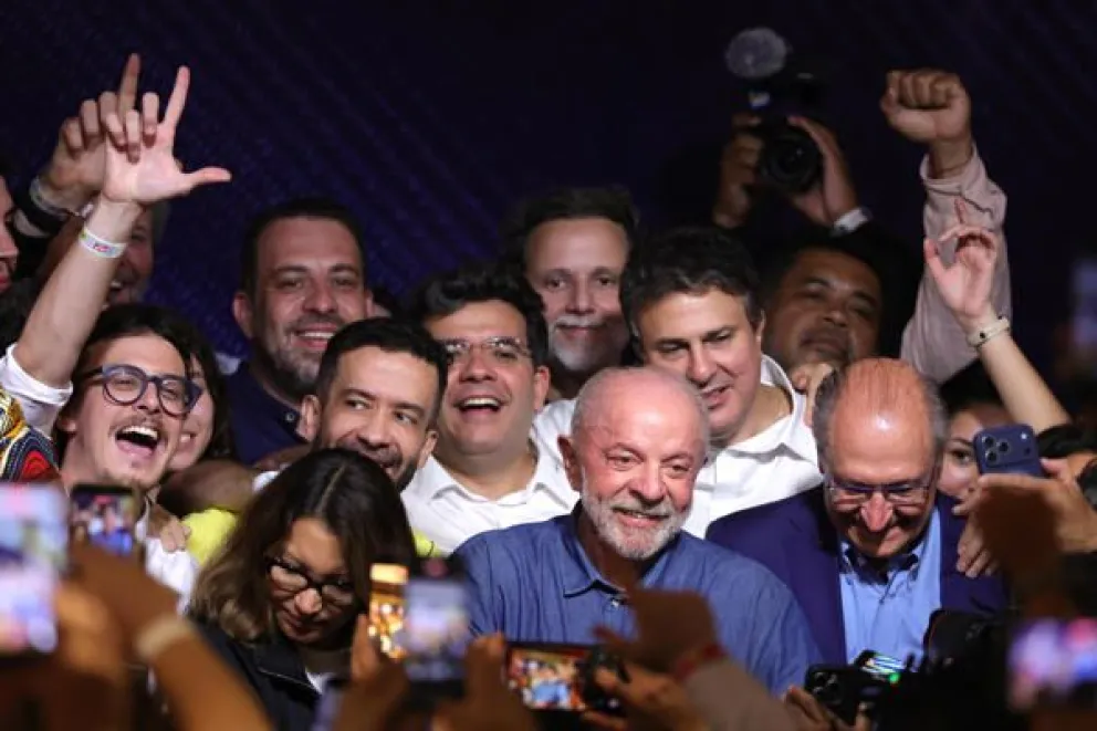 El presidente de Brasil, Luiz Inácio Lula da Silva (c), reacciona junto a su esposa Rosângela da Silva (i) y el vicepresidente, Geraldo Alckmin (d), durante un discurso al ganar las elecciones presidenciales de Brasil. EFE