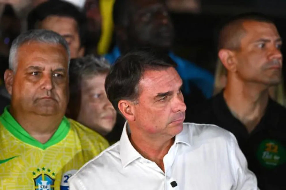 El excandidato presidencial Flavio Bolsonaro habla en una rueda de prensa, en el barrio Lago Sul, en Brasilia (Brasil). EFE