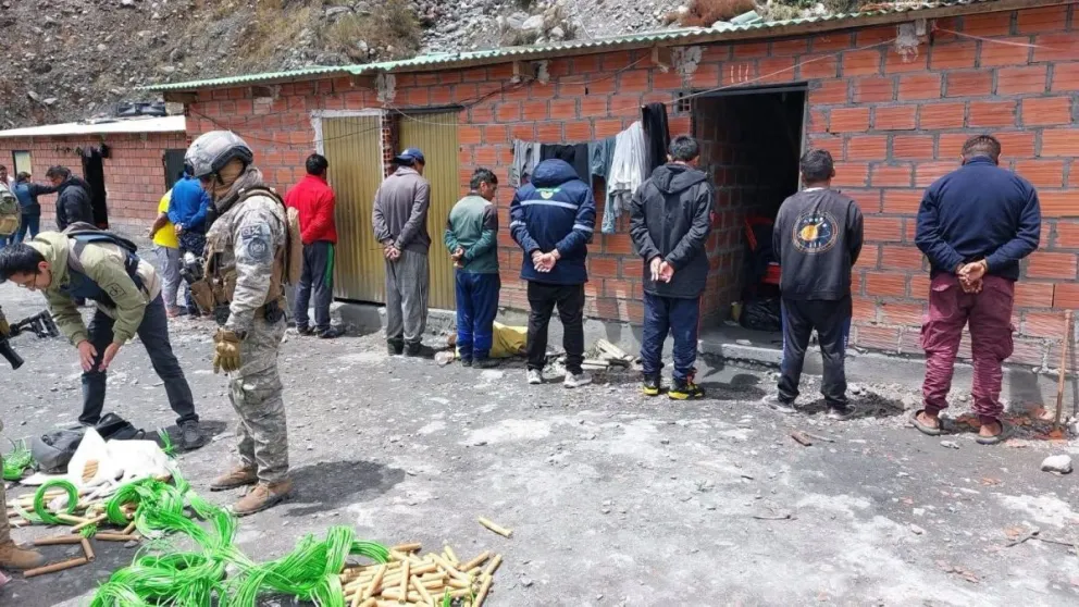 El personal de la Armada y las personas aprehendidas. Foto: AJAM
