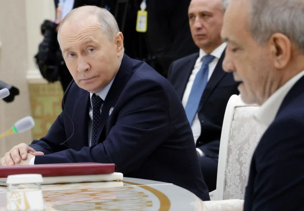 El presidente ruso, Vladímir Putin (i), el pasado 9 de octubre durante una reunión con el presidente iraní Masud Pezeshkian (d) y otros jefes de Estado en Avaza, en las afueras de Turkmenbashi, Turkmenistán. Foto: EFE