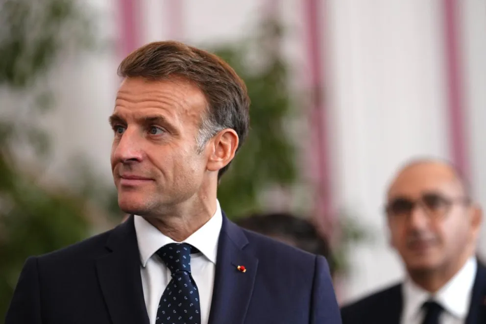 El presidente francés, Emmanuel Macron (i), este lunes en Marsella. Foto: EFE