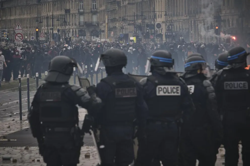 Policías frente a manifestantes el 24 de octubre en Burdeos. Foto: EFE