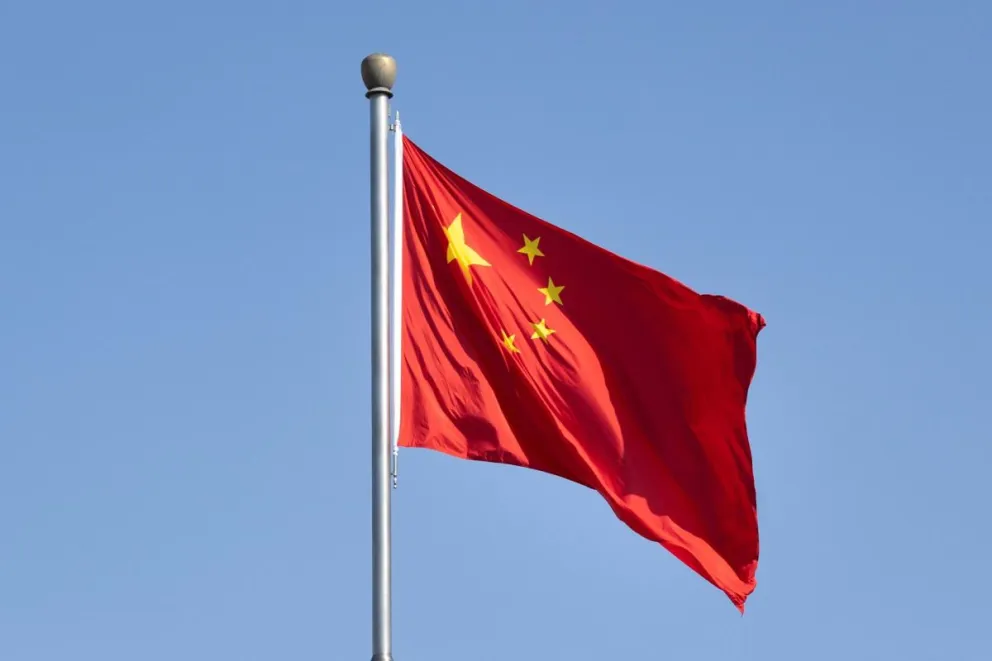 Una bandera de China este lunes en Pekín. Foto: EFE