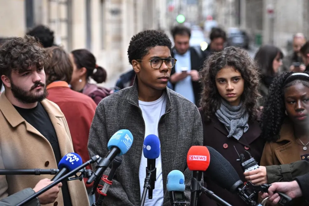 El presidente de la asociación estudiantil Renouveau Lycée, Nathanael Combary (c), habla con la prensa a su llegada a una reunión entre los sindicatos estudiantiles y el primer ministro francés, Sébastien Lecornu. Foto: EFE 