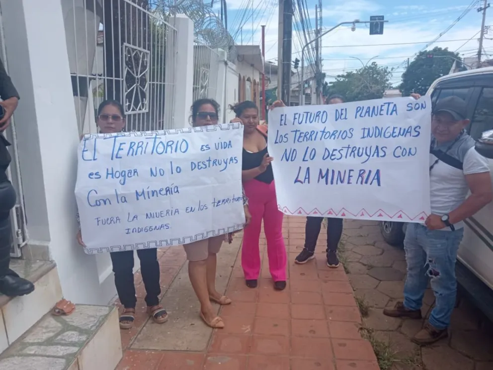 Manifestación pacífica en apoyo a los indígenas en Pando ante el Ministerio Público. Foto y video: CEJIS.
