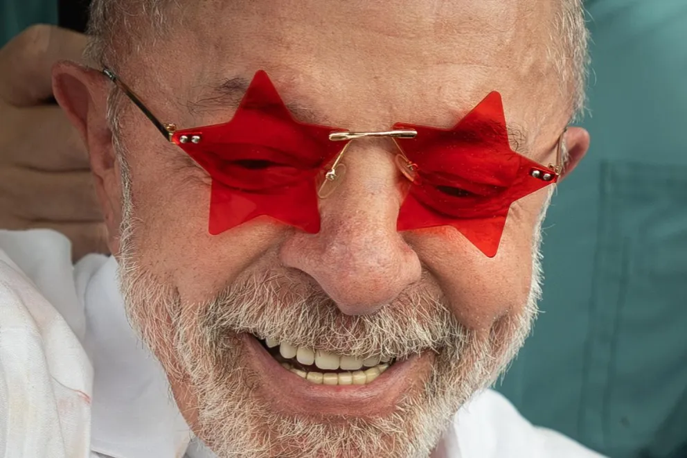 Luiz Inácio Lula da Silva saluda a sus seguidores tras votar en la segunda vuelta de las elecciones presidenciales, en la Escuela Estatal João Firmino Correia de Araújo, en São Bernardo do Campo. Foto: EFE
