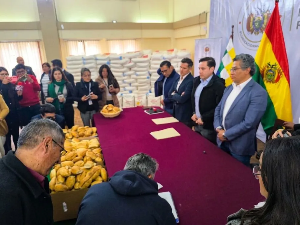 Autoridades del Gobierno y dirigentes del sector panificador firman el acuerdo para mantener el precio del pan de batalla. Foto: Visión 360