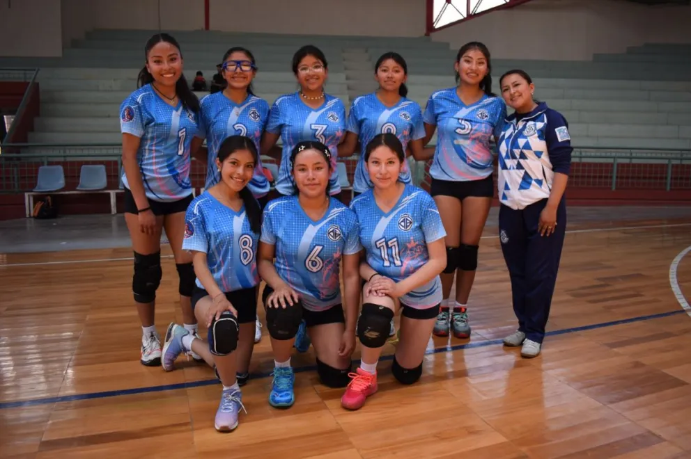 Jugadoras del Boliviano Noruego, ganadoras de Sub-19 Damas. Foto: Torneo Colegial de Vóley.