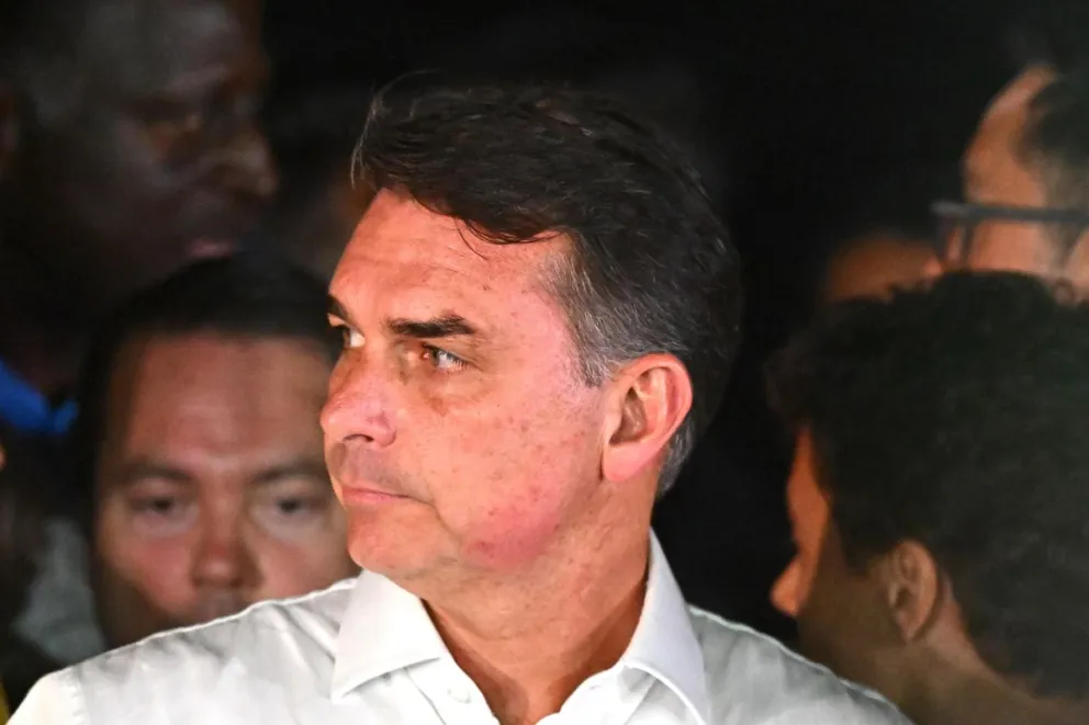El excandidato presidencial Flavio Bolsonaro habla en una rueda de prensa este domingo, en el barrio Lago Sul, en Brasilia (Brasil). EFE