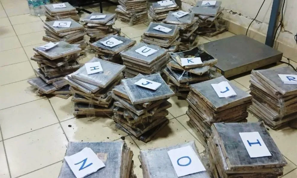 Baldosas de piedra volcánica fueron utilizadas para transportar marihuana desde Chile a Santa Cruz. Foto: FGE